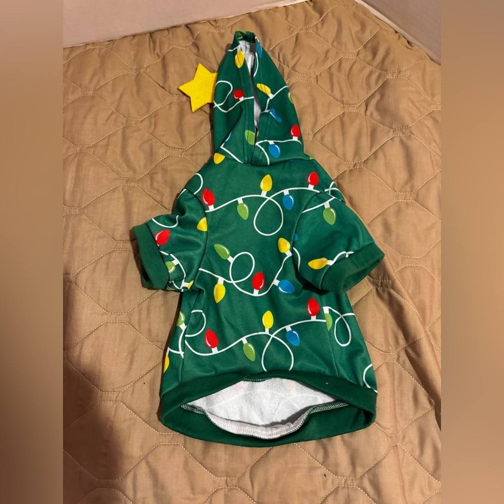 NWOT HOLIDAY CHRISTMAS TREE PET HOODIE, SIZE LARGE GREEN CHRISTMAS LIGHTS
